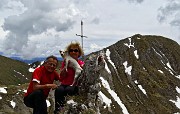 55 Piccola croce su roccetta con vista in Cima degli Agnelli